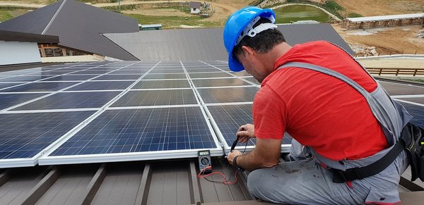 L'installation de panneaux solaires est-elle possible sur n'importe quel toit ?