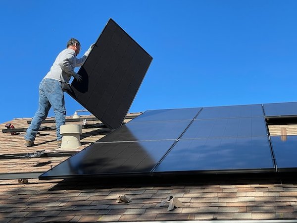 Comment obtenir une aide pour l'installation de panneaux solaires plug and play en France ?