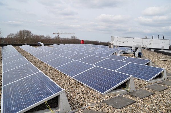 Comment brancher ses panneaux solaires entre eux ?